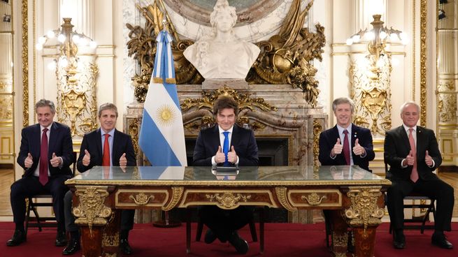 Javier Milei protagonizó un discurso en cadena nacional junto a su equipo económico.