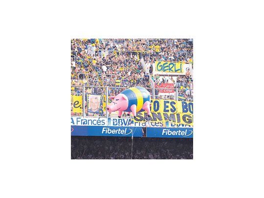 El simpático chanchito volando cerca de la tribuna donde estaban los de Boca, parte de folclore y parte de provocación. Veremos si sancionan a River por permitirlo.