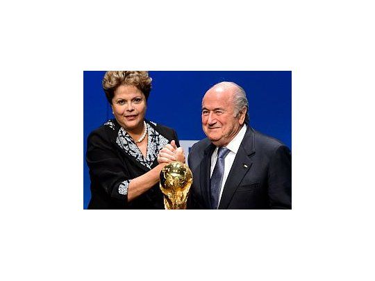 Blatter dijo que es la primera vez que un país tiene siete años para la organización y tiene retraso.