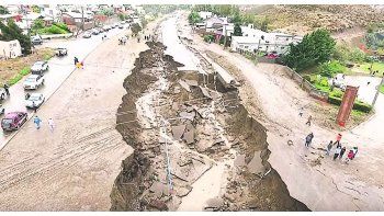 Destrozos. Arriba, Comodoro Rivadavia, una de las zonas más afectadas por el temporal de lluvia que no cesa. Abajo, en Tucumán continuaban ayer evacuando gente que quedó atrapada en sus hogares.