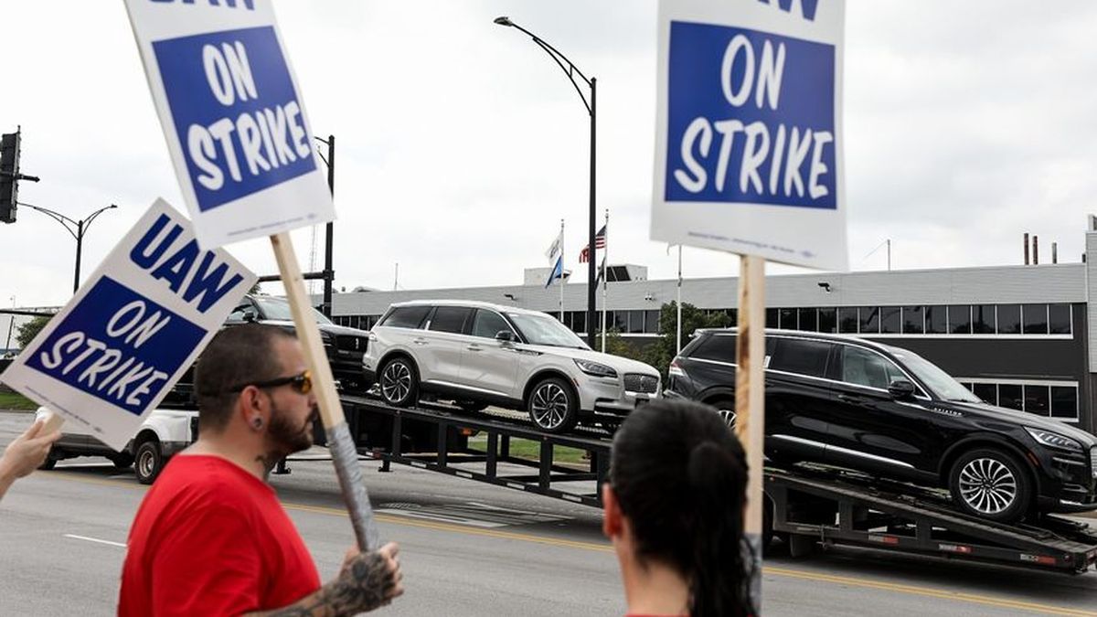 General Motors and Ford fired another 500 workers due to the US auto