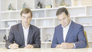 Convenio. Juan Erize, por Enel X, e Ignacio Lorenzo, por Santander, al momento de firmar el acuerdo.