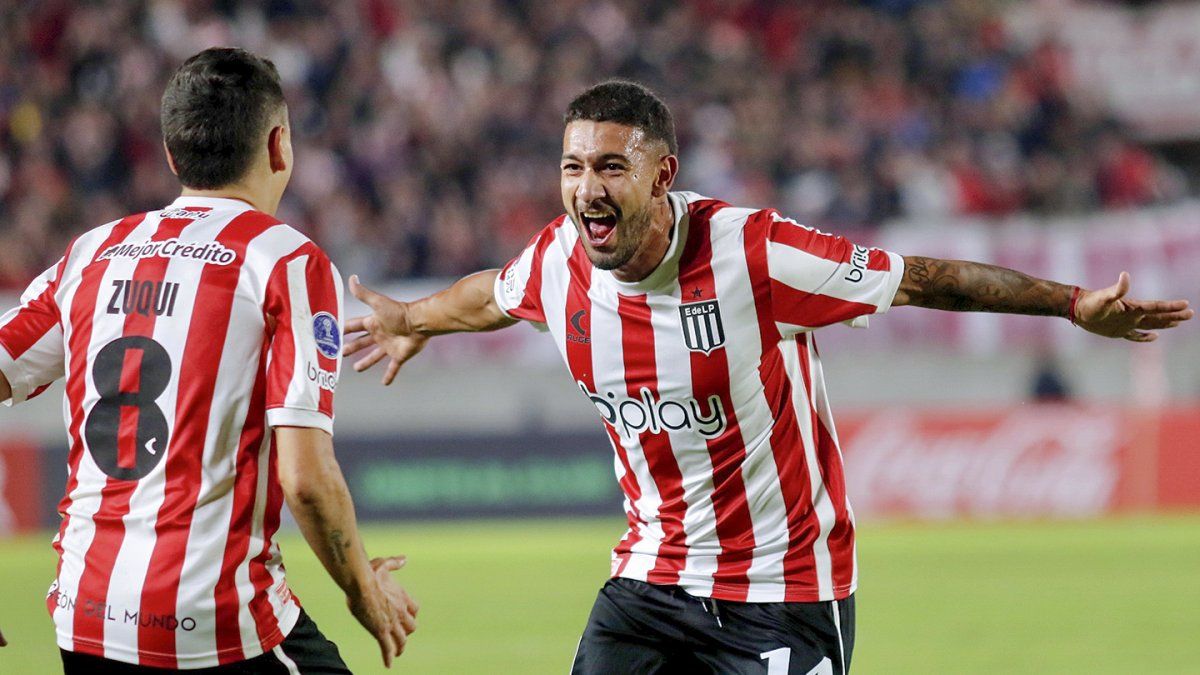 Estudiantes thrashed and is on the way to qualifying