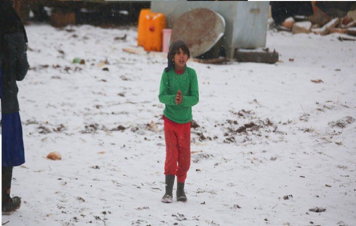 Miles de ni&ntilde;os fueron desplazados en Idleb y viven casi a la intemperie en pleno invierno.