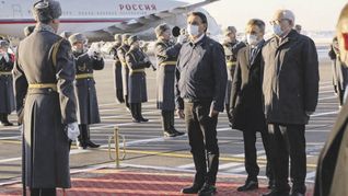 MALHUMOR. El presidente Jair Bolsonaro habría protestado por haber sido obligado a usar barbijo a su llegada a Moscú, reveló la prensa local.