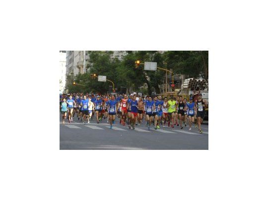 La carrera pedestre que despide el 2013 se largó a las 8:00 desde Diagonal Norte y Suipacha y recorrió las calles de la ciudad.