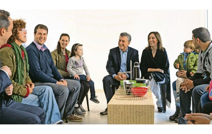 ámbito.com | Viviendas. Mauricio Macri y María Eugenia Vidal, ayer junto a un grupo de familias del municipio de Morón que adquirieron su primera vivienda a través del plan habitacional Procrear.