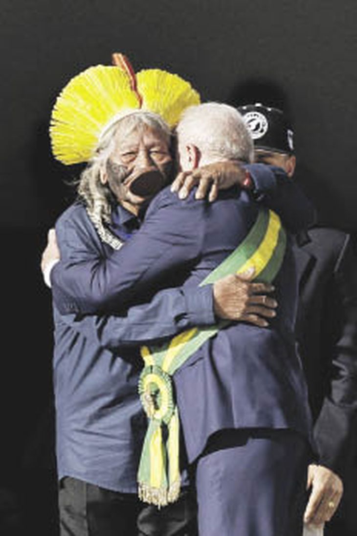 SIMBOLISMO. En ausencia de Jair Bolsonaro, Lula da Silva recibió la banda presidencial de manos de un grupo de ciudadanos, entre ellos el cacique indígena Raoni Metuktire. La recolectora de residuos negra Aline Sousa fue la encargada de colocarla.