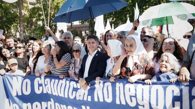 Axel Kicillof, en la ronda de Madres de Plaza de Mayo.
