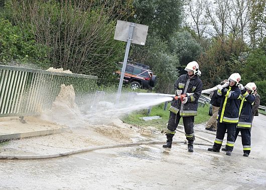 Los bomberos trabajan en la limpieza de las calles.