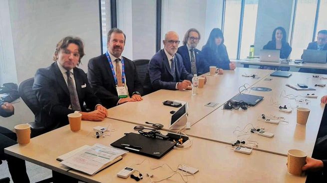 El presidente de la CNV, Adrián Cosentino, junto a autoridades durante la Convención Mundial de Exploración Minera y Minería, desarrollada en Toronto, Canadá.