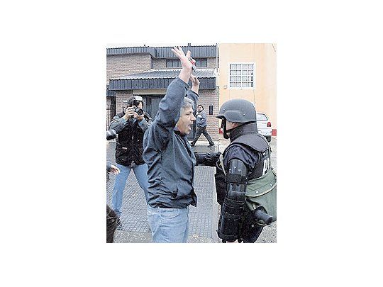 En lasúltimassemanas semultiplicaronlos ataquesa funcionariosen RíoGallegos,mientras quela violenciaalcanzóademás amunicipales.Hoy, laescalada detensiónpodríacobrar losprimerosdetenidos,luego del«escrache»a AliciaKirchner.