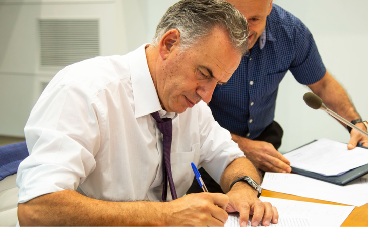 El presidente Yamandú Orsi firmó la rescisión del contrato con Cardama. El presidente Yamandú Orsi firmó la rescisión del contrato con Cardama.