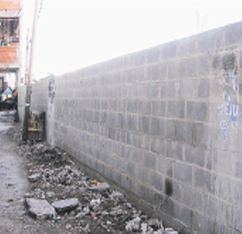 Un muro perimetral lo separa de la villa.