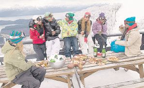 El cerro Bayo es el centro de esquí de Villa La Angostura y el sitio que elige el turismo para esquiar y entrar en contacto con la nieve y la montaña.