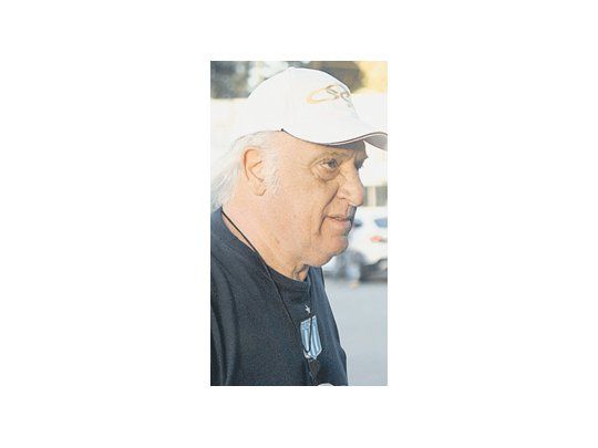 Alfio Basile verá el partido desde su casa, porque el médico le prohibió estar en Mar del Plata.