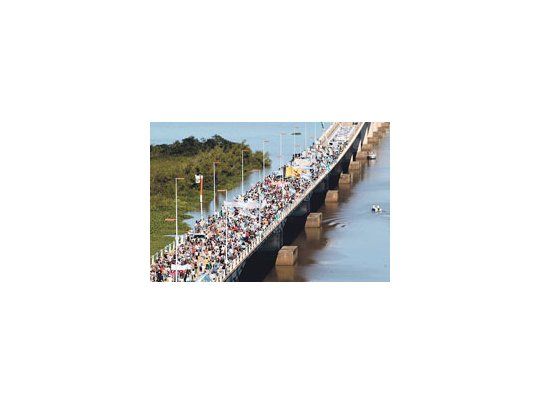 La protesta de los ambientalistas de Gualeguaychú en el puente a Uruguay disparó un nuevo foco de conflicto binacional, de la mano del flagelo del dengue.