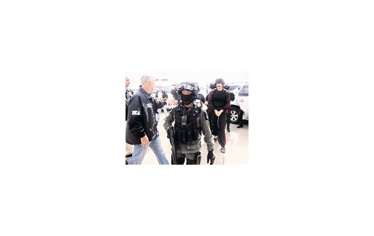 Víctor But (derecha) fue escoltado ayer en un operativo cinematográfico al aeropuerto de Bangkok para su extradición a Estados Unidos.
