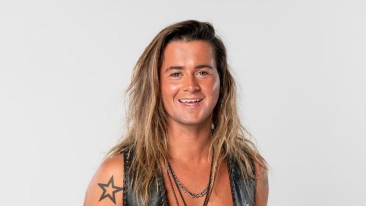 Who is Ezequiel Ois, the rocker participant who was a member of the PRO