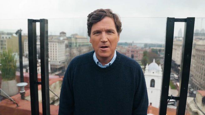 Tucker Carlson cambió dólares en una cueva y pagó una cena con ladrillos de pesos: Parece Zimbabue.