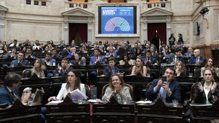 Diputados de La Libertad Avanza celebran la aprobación del proyecto.