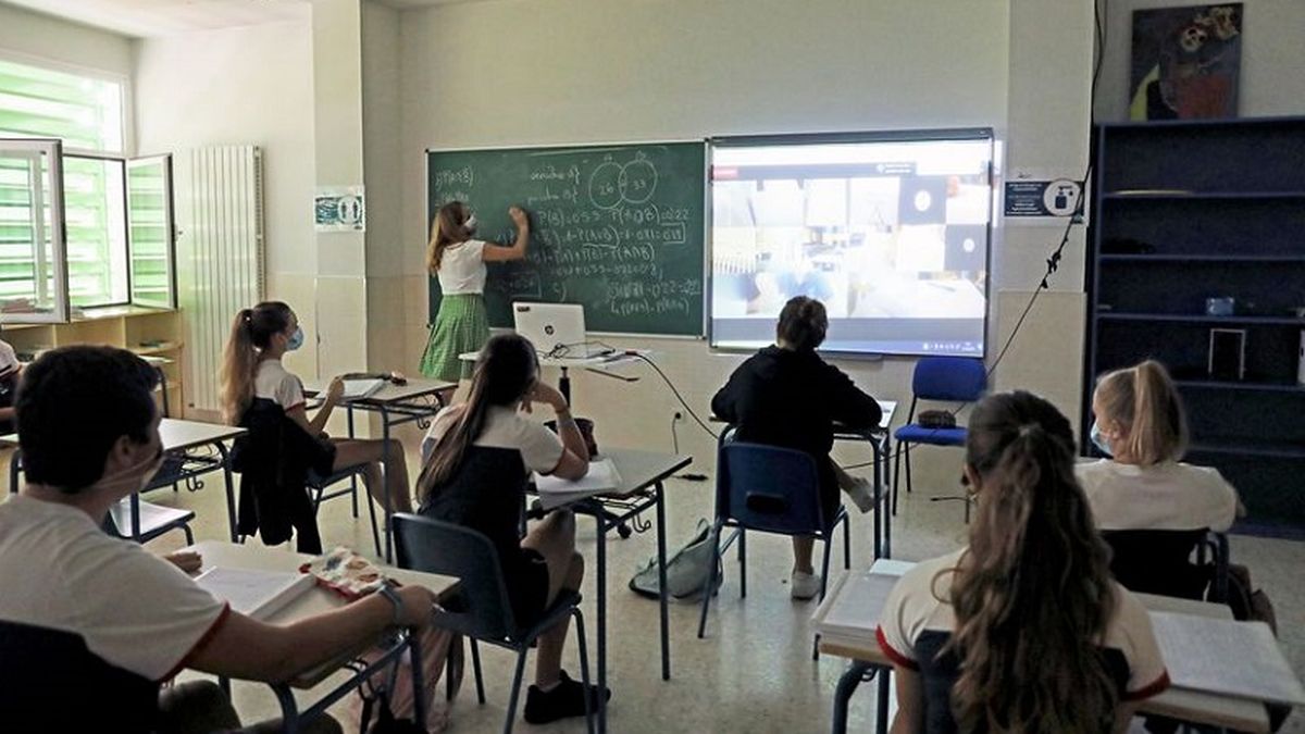 The Government removes subsidies from teachers, while helping private schools