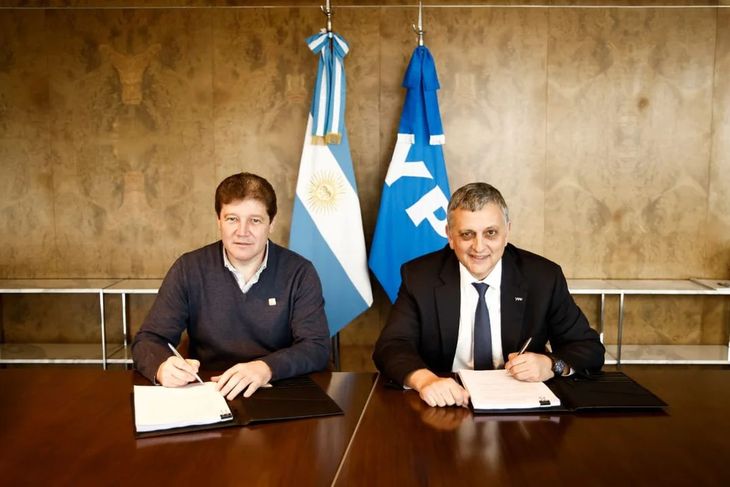 Acuerdo: Gustavo Melella y Horacio Marín, firmando el memorándum de entendimiento.