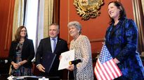 El canciller Omar Paganini rubricó el acuerdo con la jerarca estadounidense Marisa Lago.