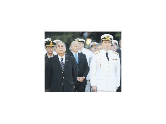 El ministro de Defensa, Arturo Puricelli, puso en funciones al nuevo jefe de la Armada, Carlos Paz, quien asume con la agenda más comprometida de todos los mandos militares: cumplir con la misión de vigilar intrusos en el mar Argentino en torno de Malvinas.