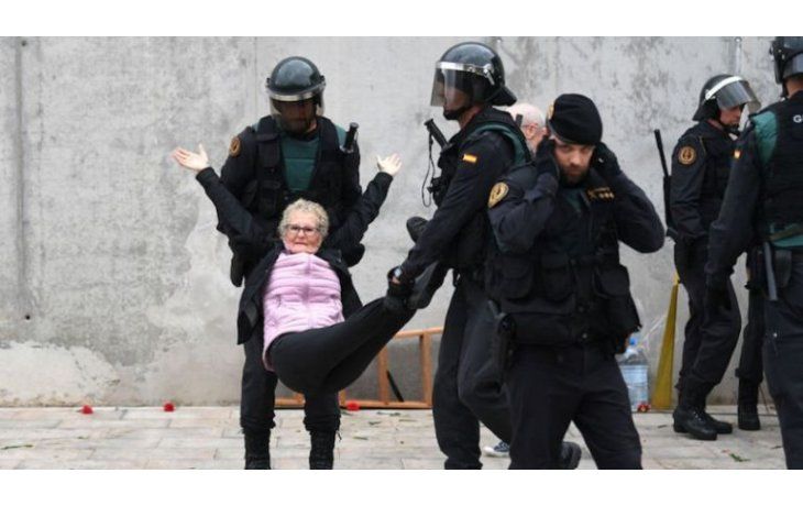 ámbito.com | FUERZA BRUTA. Las imágenes de la violencia en contra de la población pacífica dieron la vuelta al mundo.  Ancianos, hombres y mujeres sufrieron la brutalidad de los efectivos.