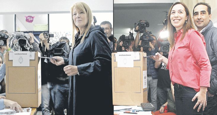 Margarita Stolbizer, precandidata presidencial del frente Progresistas, votó en la escuela William Morris de Castelar, donde denunció desaparición de boletas y se quejó del actual sistema de votación. Acompañada por su marido, votó ayer María Eugenia Vidal, del frente Cambiemos.