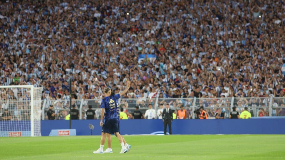 The reunion of the National Team with its audience: the postcards of an unforgettable day