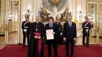 Milei recibió las cartas credenciales de Michael Wallace Banach, nuevo representante de la Santa Sede en la Argentina.