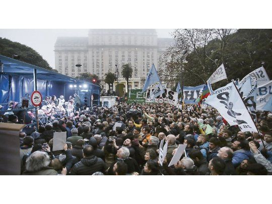 caos porteño. Por la mañana, el centro de Buenos Aires quedó paralizado por un “tractorazo” en el Ministerio de Agricultura. Por la tarde, organismos de DD.HH. y el kirchnerismo marcharon al Ministerio de Defensa.