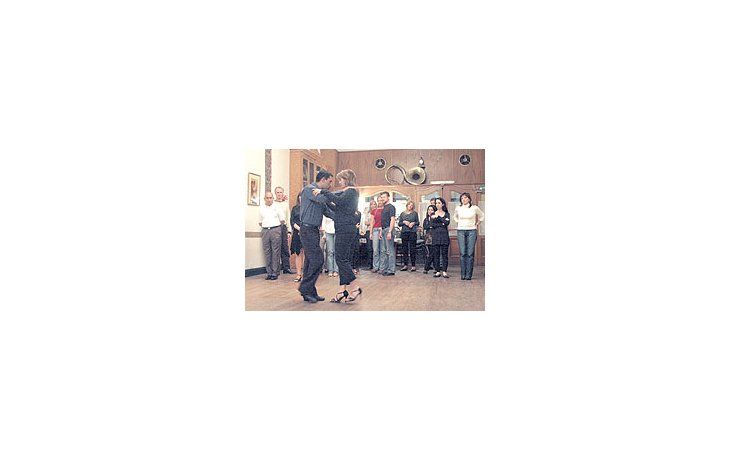 ámbito.com | Academia de tango en San Telmo: los alumnos (igual que en los shows, las milongas y hastaen las disquerías especializadas en tango) son en su mayoría turistas extranjeros.