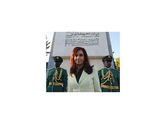 Cristina Fernández de Kirchner en Libia durante una visita al monumento a los mártires