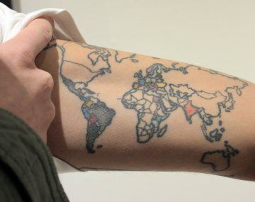 Se tatuó un planisferio para tachar los países que recorre y transforma su vida a bordo de su Volkswagen