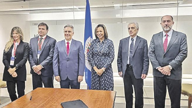 agenda. El alcalde capitalino y gobernador electo Martín Llaryora, en Washington: rubricó un acuerdo de cooperación con la secretaria de Desarrollo Económico de la Organización de Estados Americanos (OEA), Kim Osborne.