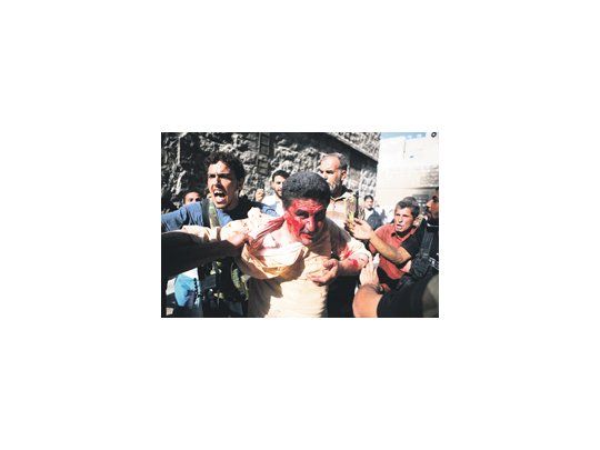 Rebeldes del Ejército Sirio Libre exhiben a un policía del régimen de Bashar al Asad capturado en Alepo.