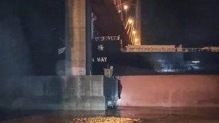 El momento del choque de la embarcación contra el Puente Zárate-Brazo Largo.