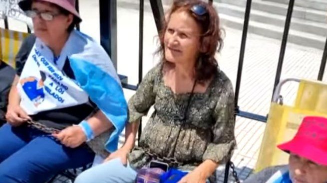 Una jubilada de 70 años encadenada en Plaza Congreso.&nbsp;