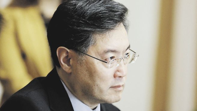 RÁPIDO Y FURIOSO. El ascenso de Qin Gang fue veloz y se basó en buena medida en su estilo combativo para declarar, que fue del gusto de Xe Jinping. Sin embargo, el líder le acaba de bajar el pulgar.