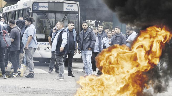 La medida de fuerza por parte de los choferes se debe por el aumento de su salario. 