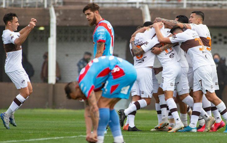Platense le ganó a Arsenasl en la Liga Profesional.