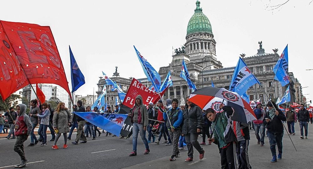 Masiva Marcha Federal en Plaza de Mayo contra ajuste y despidos (foto 13)
