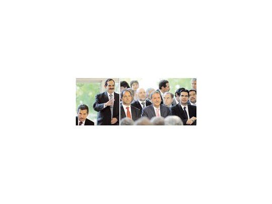 Sergio Urribarri (Entre Ríos) y José Alperovich (Tucumán) no ocultaron la euforia durante el acto. Más moderados se los vio, en cambio, a Scioli, Insfrán (Formosa), Schiaretti (Córdoba), Jorge (La Pampa), Capitanich (Chaco) y Beder Herrera (La Rioja).