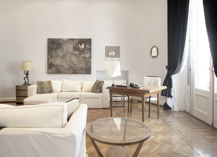 Ambiente amplio con pisos originales de roble en espiga —material importado de Europa— y aberturas de madera de doble hoja que aportan gran ingreso de luz Ambiente amplio con pisos originales de roble en espiga —material importado de Europa— y aberturas de madera de doble hoja que aportan gran ingreso de luz