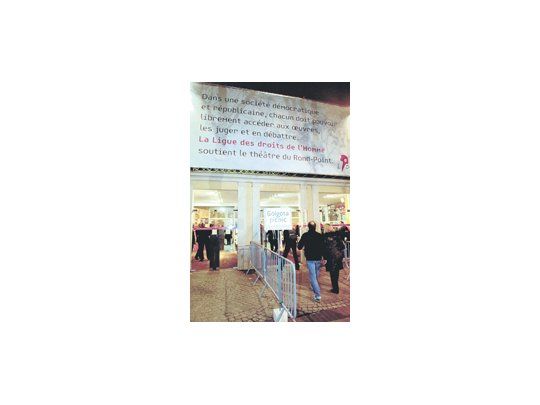 El estreno de «Golgota Picnic», del argentino Rodrigo García, levantó violentas protestas ultracatólicas en un teatro de los Champs Elysées.