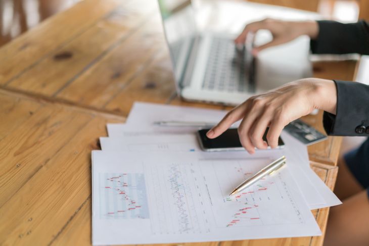 Las entidades bancarias establecen condiciones y tasas diferentes para las colocaciones en dólares, según el producto y el canal de contratación.