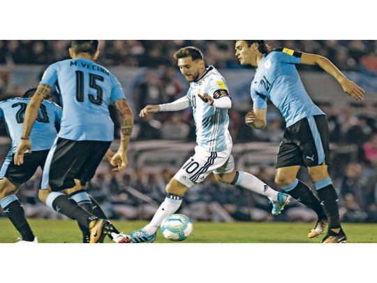 Rodeado. Así marcó Uruguay a Messi, sin dejarle ningún espacio para jugar.  A pesar de eso Lionel se las arregló para generar las únicas situaciones de gol que tuvo Argentina.